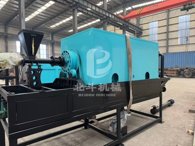 訂單如期交付:小型炭化機(jī)裝車啟運(yùn)韓國